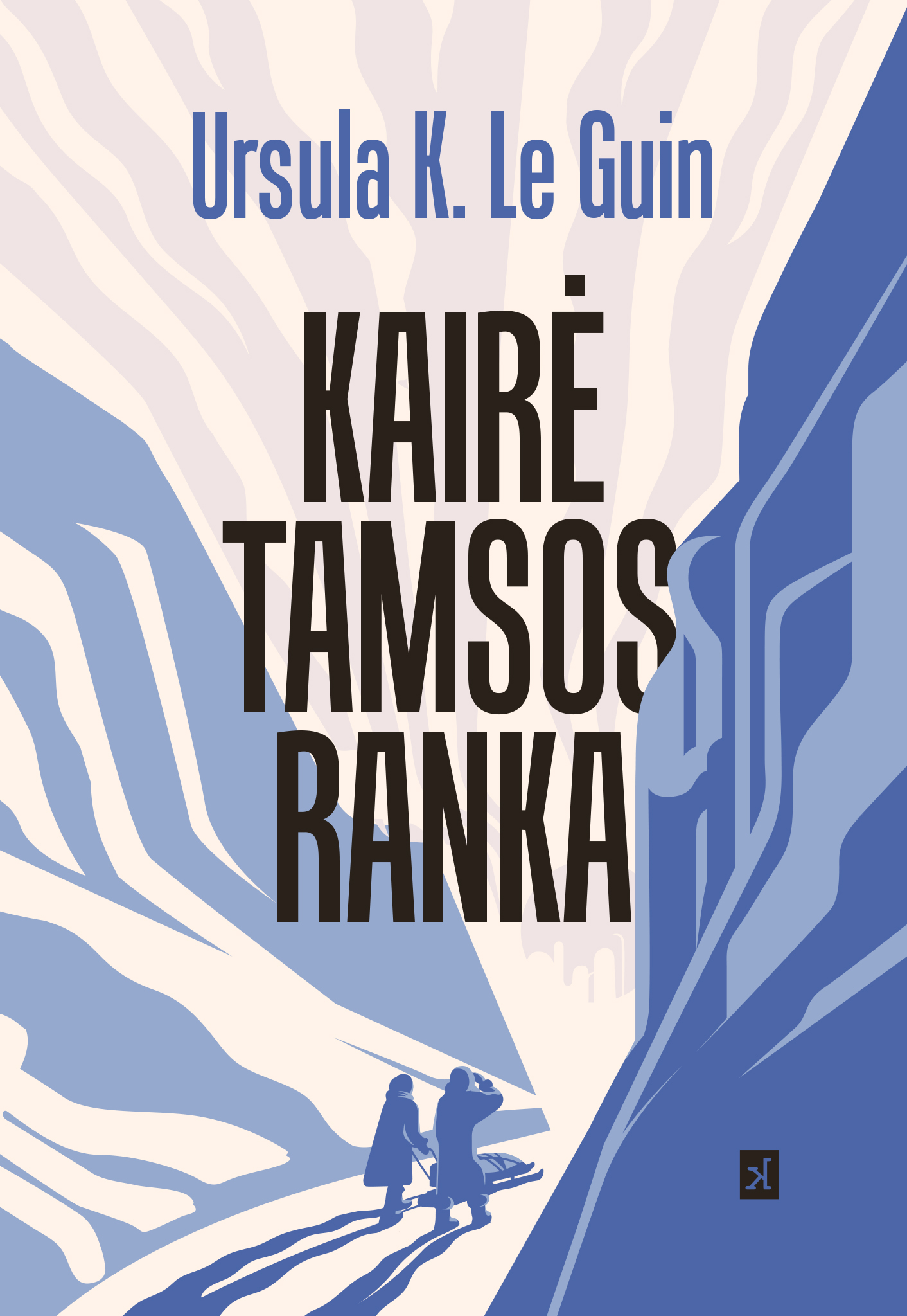 Viršelio centre pateiktas knygos pavadinimas „KAIRĖ TAMSOS RANKA“, parašytas didžiosiomis juodomis raidėmis trimis eilutėmis. Viršuje, kiek mažesniu mėlynu šriftu – autorės vardas „Ursula K. Le Guin“. Fonas šviesus, su abstrakčiais, liepsnas primenančiais vingiuotais raštais, sklindančiais nuo apačios į viršų. Apatinėje dalyje vaizduojami du žmonės žiemiška apranga – vienas jų stovi, kitas tempia roges, kuriose kažkas guli. Jie eina į dešinę pusę link stilizuotų pastatų ar kalnų, iškylančių mėlyname fone. Šešėliai nutįsta į kairę pusę, pabrėždami šalčio ir šviesos kontrastą. Spalvų paletėje dominuoja įvairūs mėlyni atspalviai, šviesiai kreminė spalva ir juodi šriftai. Dešiniajame kampe minimalistinis leidyklos „kitos knygos“ logotipas: kvadratinės formos stilizuota raidė „K“.