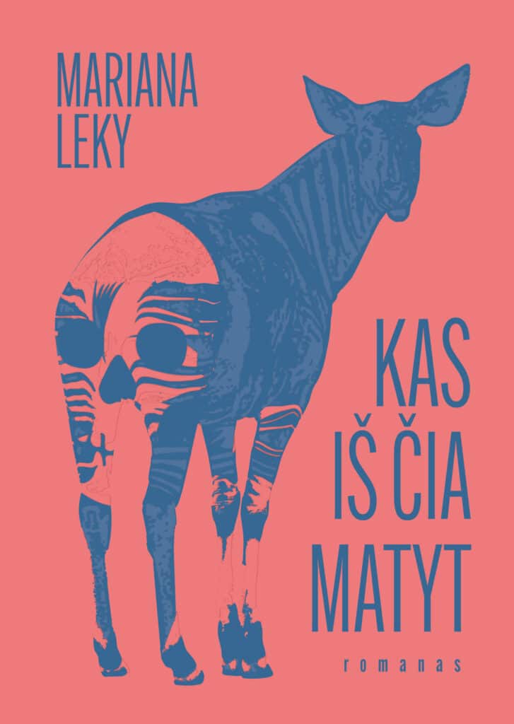 Viršelio fonas vientisos, prislopintos rausvai koralinės spalvos. Centre pavaizduota didelė stilizuota mėlynos spalvos okapijos figūra, vaizduojama iš nugaros, nusisukusi nuo žiūrovo. Gyvūno siluetas supaprastintas, su toninių plokštumų ir raštų tekstūra, spausdintoje knygoje pateikiama kaip reljefiniai (kongrevo) iškilimai. Aiškiai atpažįstamos ilgos kojos, kūnas, kaklas ir ausys. Ant kojų ir kūno matomi kontrastingi raštai išdėstyti nevienodai. Okapijos užpakalinėje kūno dalyje, silueto viduje, išryškėja šviesesnių ir tamsesnių plokštumų raštai, kurie savo forma primena stilizuotą kaukolės atvaizdą, su akiduobes ir nosies sritį primenančiomis formomis. Viršelio viršutiniame kairiajame kampe pateiktas autorės vardas ir pavardė didžiosiomis mėlynomis raidėmis: „Mariana Leky“. Dešinėje pusėje, viršelio apačioje, per tris eilutes išdėstytas knygos pavadinimas didžiosiomis mėlynomis raidėmis: „Kas iš čia matyt“. Apačioje, po pavadinimu, mažesniu šriftu nurodytas žanras: „romanas“. Spalvinė gama ribota, naudojamos dvi pagrindinės spalvos: mėlyna ir rausvai koralinė, kurios sukuria ryškų vizualinį kontrastą