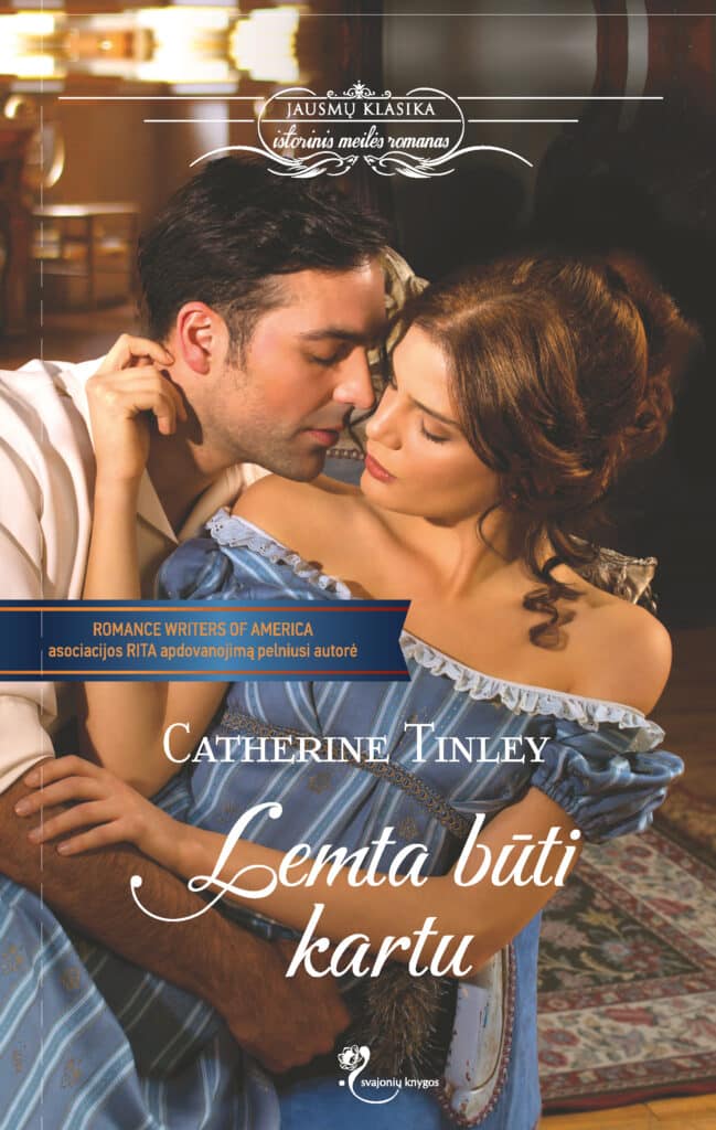 Viršelyje vaizduojama sėdinti, meiliai apsikabinusi pora. Jie užsimerkę, abiejų veidai beveik liečiasi vienas prie kito. Vyras tamsiaplaukis. Jis vilki baltus marškinius. Moteris rudaplaukė, jos švelniai banguoti plaukai sukelti į kuodelį. Ji vilki mėlyną suknelę su šviesiau melsvomis juostomis, nuleistais pečiais ir raukinių krašteliu. Fone už jų matomas kilimas, baldų kontūrai. Viršelio viršuje per vidurį užrašas baltomis raidėmis „Jausmų klasika. Istorinis meilės romanas“. Viršelio viduryje mėlyna juostelė ant kurios mažomis auksinėmis didžiosiomis raidėmis užrašyta: „Romance Writers of America asociacijos RITA apdovanojimą pelniusi autorė“. Žemiau baltomis raidėmis užrašyta knygos autorė: Ketrin Tinli). Žemiau baltomis raidėmis pasviruoju šriftu užrašytas knygos pavadinimas „Lemta būti kartu“. Po pavadinimu baltas leidyklos „Svajonių knygos“ logotipas, puoštas ornamentu, primenančiu gėlės žiedą