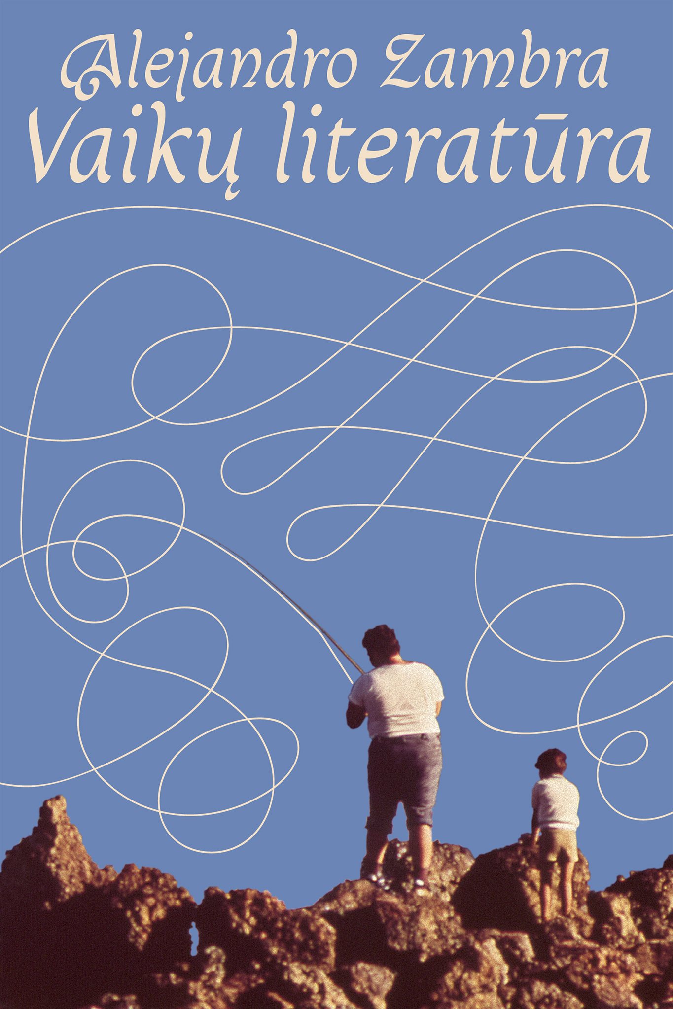 Viršelis šviesiai mėlyname fone, viršuje šviesaus smėlio spalvos šriftu parašyta: Alejandro Zambra ir žemiau didesnėmis raidėmis – Vaikų literatūra. Iš apatinės dalies, nuo suaugusiojo laikomos meškerės, kyla plona balta linija, vingiuojanti aukštyn ir toliau besitęsianti per visą foną, kur ji susipina su kitomis linijomis, primenančiomis siūlus ar rašymo vingius, sudarydama lengvą linijų raštą su tarpais. Rudos spalvos uolų fone nugara į žiūrovą stovi du žmonės: kairėje suaugęs, vilkintis baltus marškinėlius ir tamsius šortus, laiko meškerę; dešinėje – mažas vaikas šviesais marškinėliais ir šortais. Abu žvelgia į mėlyną dangų, o jų figūros aiškiai išsiskiria šviesiame fone, vizualiai perteikdamos tėvo ir vaiko ryšio motyvą, atspindintį knygos temą.