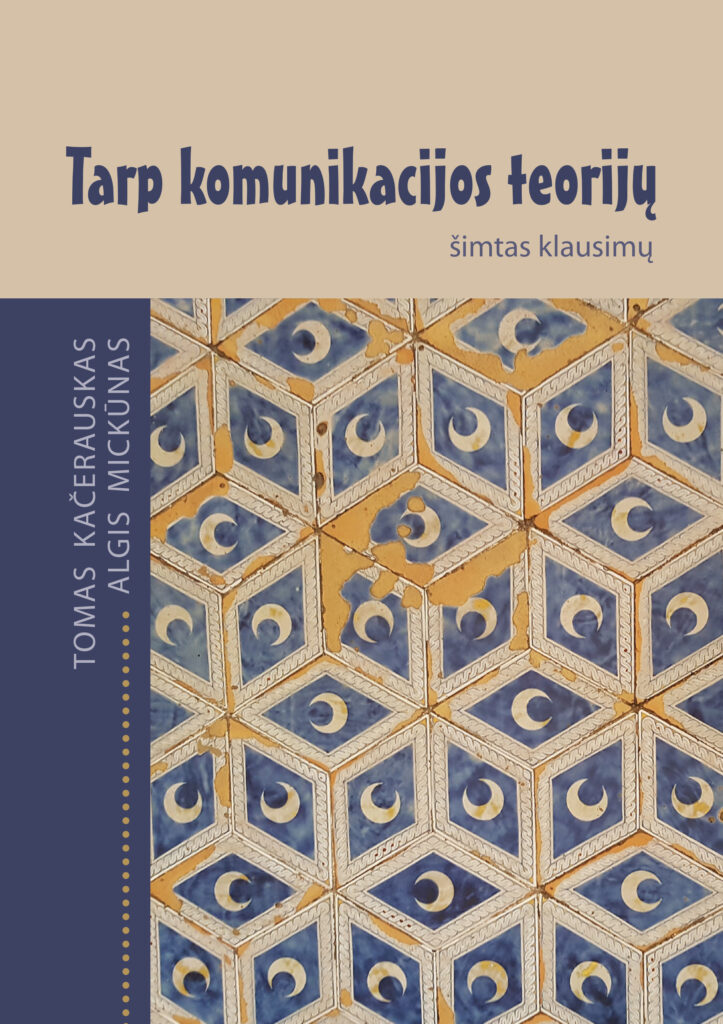 Knygos viršelis pasižymi akademiniu, ramiu ir kiek filosofišku stiliumi. Jame susilieja geometriniai raštai ir nuosaiki spalvų paletė. Viršelis vizualiai padalintas į dvi pagrindines dalis: viršutinė dalis (apie 1/4 viso ploto) yra vientisas, šviesiai rusvas fonas, kuriame pateiktas knygos pavadinimas tamsiai mėlynomis raidėmis „Tarp komunikacijos teorijų“. Šriftas solidus, šiek tiek stilizuotas, primenantis retro stilių. Po juo mažesnėmis pilkšvomis raidėmis pridurta paantraštė „šimtas klausimų“. Kairėje pusėje vertikaliai eina tamsiai mėlyna juosta, kurioje baltai iš apačios į viršų surašyti autoriai: Tomas Kačerauskas ir Algis Mickūnas. Didžiąją viršelio dalį dengia senovines plyteles primenantis geometrinis raštas, sukuriantis trimatį efektą. Raštą sudaro susijungiantys šešiakampiai, kurie atrodo lyg daugybė sukrautų kubų. Kiekvieno „kubo“ viršutinė dalis yra rusva, o šonai – melsvi su baltais ornamentais. Kiekvienos plytelės centre pavaizduotas baltas pusmėnulis melsvame fone. Plytelės atrodo autentiškai „padėvėtos“: spalva vietomis apsitrynusi, matosi rusvos dėmės, primenančios nubyrėjusį glazūros sluoksnį ar seną tinką, kas suteikia knygai istorinio ir kultūrinio gylio pojūtį.
