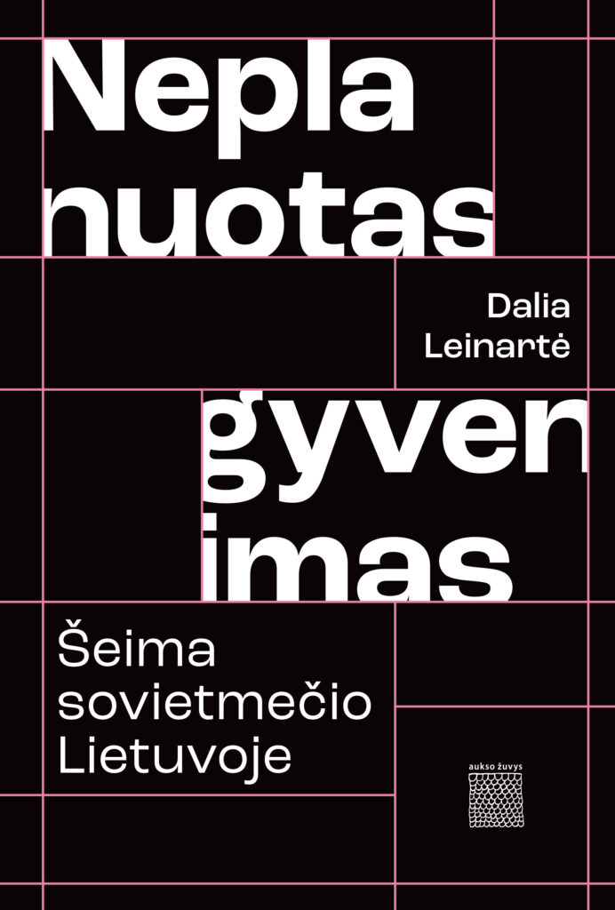 Juodame fone išdėstyta stambi balta tipografija, išskaidyta rožinių linijų sudarytu geometriniu tinkleliu. Viršelyje matomas autorės vardas Dalia Leinartė. Apatinėje dalyje pateikta paantraštė „Šeima sovietmečio Lietuvoje“. Kompozicija moderni, paremta tipografijos ir struktūrinio tinklo deriniu.